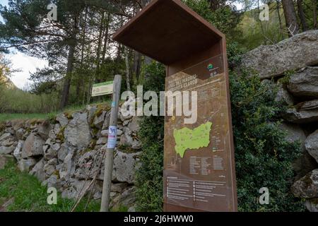 Escaldes Engordany, Andorra : 2022 Maggio 1 : entrata del sentiero a Madriu Perafita Claror Valley in Andorra, sito patrimonio mondiale dell'UNESCO nel 2022. Foto Stock