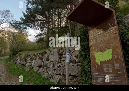 Escaldes Engordany, Andorra : 2022 Maggio 1 : entrata del sentiero a Madriu Perafita Claror Valley in Andorra, sito patrimonio mondiale dell'UNESCO nel 2022. Foto Stock