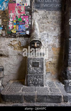 Statua di Pulcinella nel Vico del Fico Purgatorio di Napoli Foto Stock