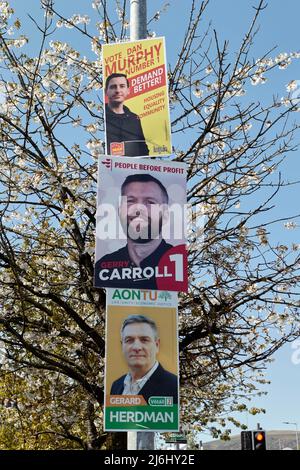 IRSP (Partito Socialista Repubblicano Irlandese), manifesti prima del profitto e poster elettorali di Aontu su Falls Road, West Belfast, Irlanda del Nord, 20th aprile Foto Stock