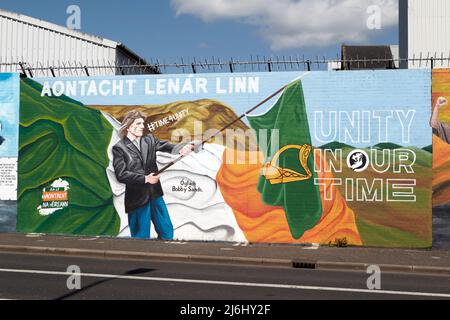 Bobby Sands 'Unity in Our Time' muro murale parte del 'International Wall' murales repubblicani Lower Falls Road, West Belfast, Irlanda del Nord, 20th A. Foto Stock