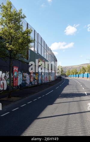 Il muro divisorio della 'Peace Line' tra la Catholic Falls Road Area (dietro il muro) e la Protestant Shankill Road Area, Cupar Way, WestBelfast, N. Foto Stock