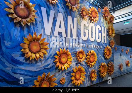 London Shoreditch, Regno Unito. 30 Apr 2022. All'ingresso sono presenti pareti con copie delle opere d'artista esposte a Van Gogh, la mostra immersiva Foto Stock