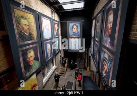 London Shoreditch, Regno Unito. 30 Apr 2022. All'ingresso sono presenti pareti con copie delle opere d'artista esposte a Van Gogh, la mostra immersiva Foto Stock