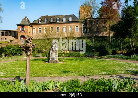 Deutschland, NRW, Kreis Heinsberg, Wassenberg, Burg, vorne statua des heiligen Georg im Kampf mit dem Drachen Foto Stock