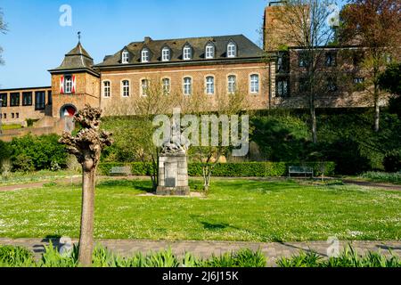 Deutschland, NRW, Kreis Heinsberg, Wassenberg, Burg, vorne statua des heiligen Georg im Kampf mit dem Drachen Foto Stock