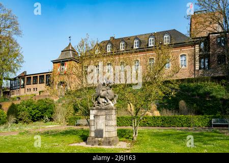 Deutschland, NRW, Kreis Heinsberg, Wassenberg, Burg, vorne statua des heiligen Georg im Kampf mit dem Drachen Foto Stock