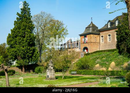 Deutschland, NRW, Kreis Heinsberg, Wassenberg, Burg, vorne statua des heiligen Georg im Kampf mit dem Drachen Foto Stock