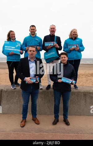 Portobello, Edimburgo, Scozia, Regno Unito. 2 maggio 2022. Douglas Ross, leader dei conservatori scozzesi, si unisce a Ruth Davidson sul lungomare di Portobello sul sentiero della campagna elettorale locale prima del giorno delle elezioni del 5 maggio. Iain Masterton/Alamy Live News Foto Stock