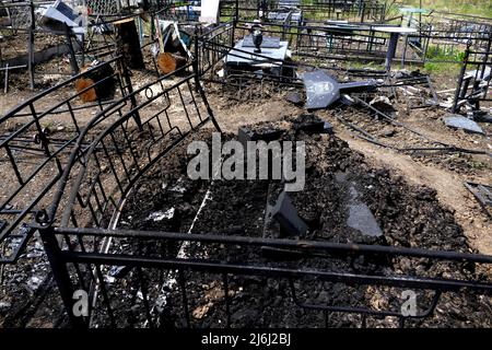 ODESA, UCRAINA - 1 MAGGIO 2022 - la conseguenza di un missile russo che colpiva uno dei cimiteri comunali il 23 aprile 2022, è raffigurata a Odesa, Foto Stock