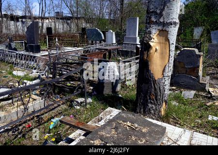 ODESA, UCRAINA - 1 MAGGIO 2022 - la conseguenza di un missile russo che colpiva uno dei cimiteri comunali il 23 aprile 2022, è raffigurata a Odesa, Foto Stock