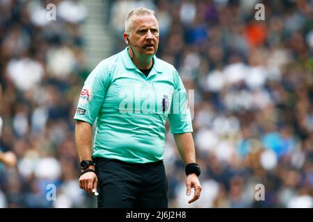 LONDRA, Inghilterra - MAGGIO 01: Arbitro Jonathan Moss durante la Premier League tra Tottenham Hotspur e Leicester City allo stadio Tottenham Hotspur , Lond Foto Stock