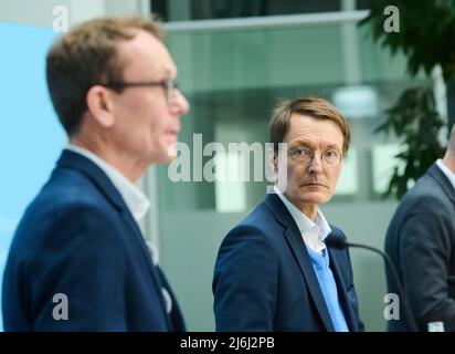 02 maggio 2022, Berlino: Karl Lauterbach (SPD), Ministro federale della sanità, guarda a Tom Bschor (l), coordinatore della commissione governativa per le cure ospedaliere, mentre parla a una conferenza stampa presso il Ministero federale della sanità. Il Ministero federale della sanità fornisce informazioni su una commissione che intende sviluppare riforme strutturali in caso di necessità di cambiamento nel settore ospedaliero. Foto: Annette Riedl/dpa Foto Stock