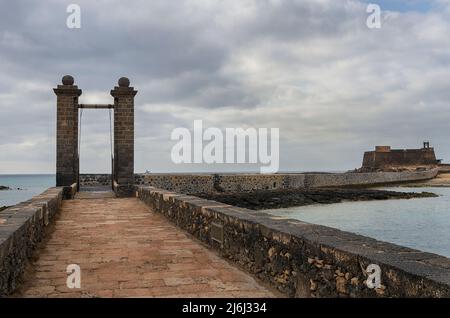 Puente de las Bolas (ponte delle sfere) è vecchio ponte levatoio il collegamento con El Castillo de San Gabriel in Arrecife, capoluogo di Lanzarote,canarino è Foto Stock