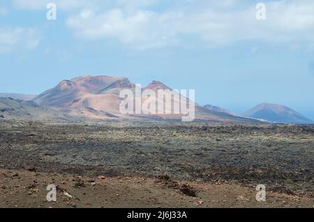 Vista del cratere vulcanico nella Valle del Silencio, Valle del Silenzio nel Parco Nazionale di Timanfaya a Lanzarote,isole Canarie,Spagna. La spettacolare origine vulca Foto Stock