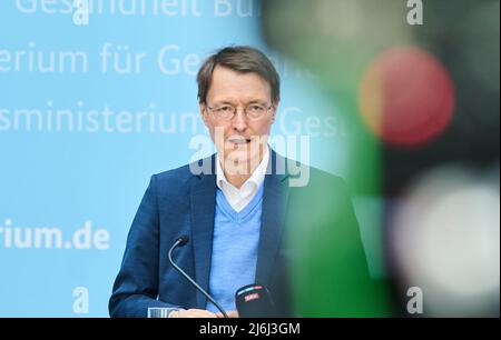 02 maggio 2022, Berlino: Karl Lauterbach (SPD), Ministro federale della sanità, interviene durante la conferenza stampa del Ministero federale della sanità. Il Ministero federale della sanità fornisce informazioni su una commissione che intende sviluppare riforme strutturali in caso di necessità di cambiamento nel settore ospedaliero. Foto: Annette Riedl/dpa Foto Stock