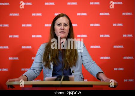 02 maggio 2022, Berlino: Janine Wissler, presidente federale del partito di sinistra, parla delle questioni attuali in una conferenza stampa presso la sede del partito, Karl-Liebknecht Haus. Foto: Bernd von Jutrczenka/dpa Foto Stock