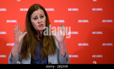 02 maggio 2022, Berlino: Janine Wissler, presidente federale del partito di sinistra, parla delle questioni attuali in una conferenza stampa presso la sede del partito, Karl-Liebknecht Haus. Foto: Bernd von Jutrczenka/dpa Foto Stock