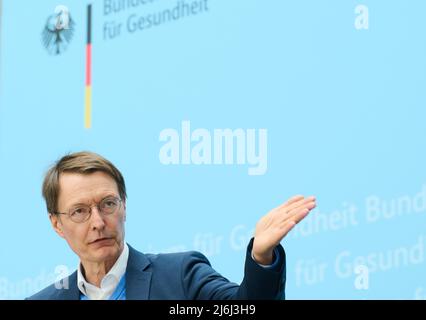 02 maggio 2022, Berlino: Karl Lauterbach, Ministro federale della sanità, parla durante la conferenza stampa del Ministero federale della sanità. Il Ministero federale della sanità fornisce informazioni su una commissione che intende sviluppare riforme strutturali in caso di necessità di cambiamento nel settore ospedaliero. Foto: Annette Riedl/dpa Foto Stock