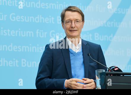 02 maggio 2022, Berlino: Karl Lauterbach (SPD), Ministro federale della sanità, interviene durante la conferenza stampa del Ministero federale della sanità. Il Ministero federale della sanità fornisce informazioni su una commissione che intende sviluppare riforme strutturali in caso di necessità di cambiamento nel settore ospedaliero. Foto: Annette Riedl/dpa Foto Stock