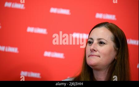 02 maggio 2022, Berlino: Janine Wissler, presidente federale del partito di sinistra, parla delle questioni attuali in una conferenza stampa presso la sede del partito, Karl-Liebknecht Haus. Foto: Bernd von Jutrczenka/dpa Foto Stock