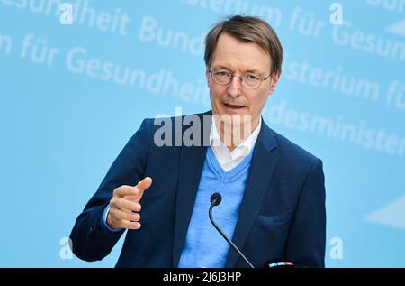 02 maggio 2022, Berlino: Karl Lauterbach (SPD), Ministro federale della sanità, interviene durante la conferenza stampa del Ministero federale della sanità. Il Ministero federale della sanità fornisce informazioni su una commissione che intende sviluppare riforme strutturali in caso di necessità di cambiamento nel settore ospedaliero. Foto: Annette Riedl/dpa Foto Stock