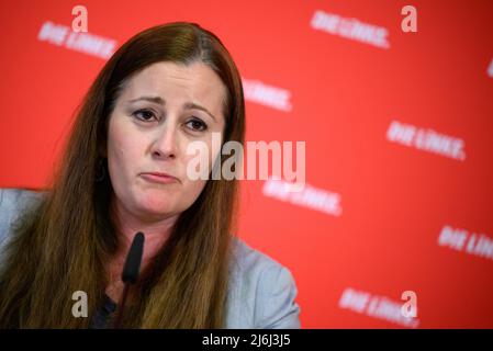 02 maggio 2022, Berlino: Janine Wissler, presidente federale del partito di sinistra, parla delle questioni attuali in una conferenza stampa presso la sede del partito, Karl Liebknecht Haus. Foto: Bernd von Jutrczenka/dpa Foto Stock