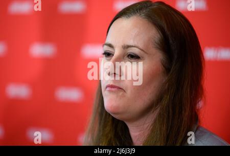 02 maggio 2022, Berlino: Janine Wissler, presidente federale del partito di sinistra, parla delle questioni attuali in una conferenza stampa presso la sede del partito, Karl-Liebknecht Haus. Foto: Bernd von Jutrczenka/dpa Foto Stock