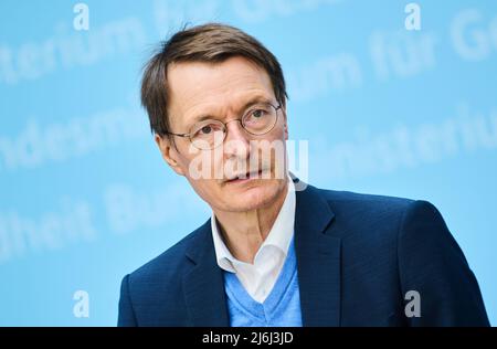 02 maggio 2022, Berlino: Karl Lauterbach (SPD), Ministro federale della sanità, interviene durante la conferenza stampa del Ministero federale della sanità. Il Ministero federale della sanità fornisce informazioni su una commissione che intende sviluppare riforme strutturali in caso di necessità di cambiamento nel settore ospedaliero. Foto: Annette Riedl/dpa Foto Stock