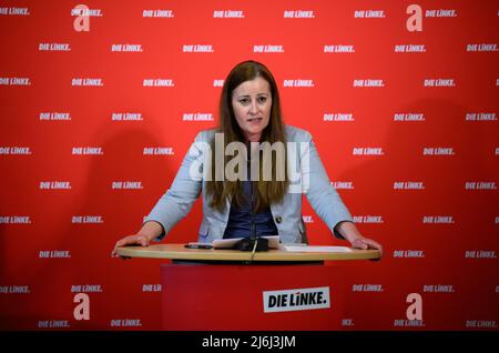 02 maggio 2022, Berlino: Janine Wissler, presidente federale del partito di sinistra, parla delle questioni attuali in una conferenza stampa presso la sede del partito, Karl-Liebknecht Haus. Foto: Bernd von Jutrczenka/dpa Foto Stock