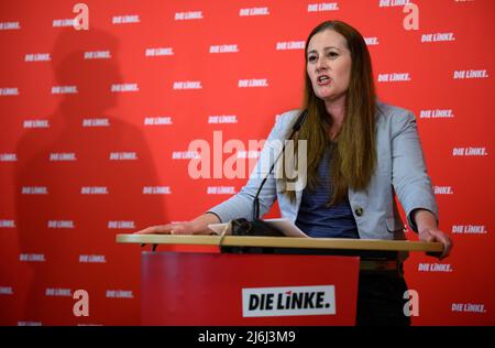 02 maggio 2022, Berlino: Janine Wissler, presidente federale del partito di sinistra, parla delle questioni attuali in una conferenza stampa presso la sede del partito, Karl-Liebknecht Haus. Foto: Bernd von Jutrczenka/dpa Foto Stock