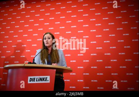 02 maggio 2022, Berlino: Janine Wissler, presidente federale del partito di sinistra, parla delle questioni attuali in una conferenza stampa presso la sede del partito, Karl Liebknecht Haus. Foto: Bernd von Jutrczenka/dpa Foto Stock