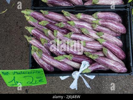 Oltre a frutta, verdura, pesce, carne e pane, la gamma comprende una serie di specialità gastronomiche, negozi di fiori e di beni di consumo e un tabacchi Foto Stock