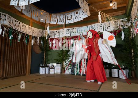 Fujisaki-san, un maestro della rappresentazione rituale di Kagura lo Shinto che racconta le stoires degli dei. Qui si esibisce la danza Uzume, Takachiho, Kyushu, Ja Foto Stock