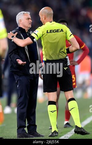 Jose Mourinho allenatore DI AS Roma sostiene con l'arbitro Michael Fabbri durante la serie Una partita di calcio tra COME Roma e Bologna FC all'Olimpico stadiu Foto Stock