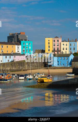 Panoramica città del Regno Unito, vista in estate del porto colorato e la spiaggia banchina a Tenby, Pembrokeshire, Galles, Regno Unito Foto Stock
