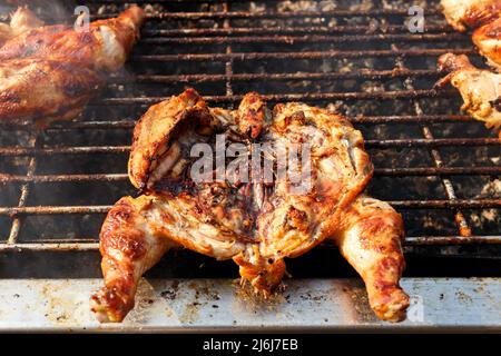 Cibo di strada locale, delizioso grigliate di carbone intero pollo barbecue in stile asiatico tailandese. Foto Stock