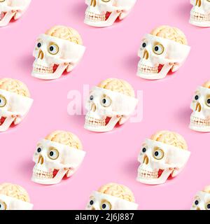 Cranio umano bianco con cervello e occhi ripetere il pattern senza giunture su sfondo rosa chiaro. Testa di scheletro come simbolo di morte e Halloween fasciando il pape Foto Stock