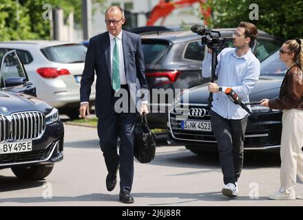 02 maggio 2022, Renania settentrionale-Vestfalia, Colonia: Arriva Friedrich Merz (l), presidente del partito CDU, per la riunione congiunta del presidio CDU e CSU. Due settimane prima delle elezioni di Stato nella Renania settentrionale-Vestfalia, i leader della CDU e della CSU si riuniscono a Colonia. Foto: Oliver Berg/dpa Foto Stock