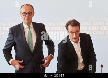 02 maggio 2022, Renania settentrionale-Vestfalia, Colonia: Friedrich Merz (l) Presidente del Partito CDU, arriva con Hendrik Wüst (CDU), Presidente del Ministro Renania settentrionale-Vestfalia, per la riunione congiunta del presidio CDU e CSU. Due settimane prima delle elezioni di Stato nella Renania settentrionale-Vestfalia, i leader della CDU e della CSU si riuniscono a Colonia. Foto: Oliver Berg/dpa Foto Stock