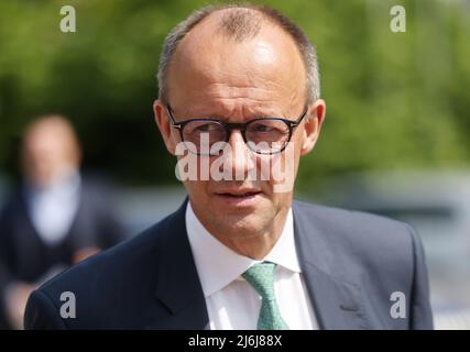 02 maggio 2022, Renania settentrionale-Vestfalia, Colonia: Friedrich Merz, presidente del partito CDU, arriva alla riunione congiunta del presidio CDU e CSU. Due settimane prima delle elezioni di Stato nella Renania settentrionale-Vestfalia, i leader della CDU e della CSU si riuniscono a Colonia. Foto: Oliver Berg/dpa Foto Stock