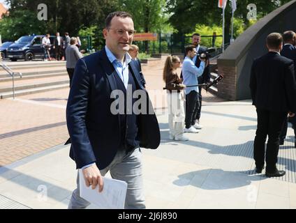 02 maggio 2022, Renania settentrionale-Vestfalia, Colonia: Jens Spahn (CDU) arriva alla riunione congiunta del presidio CDU e CSU. Due settimane prima delle elezioni di Stato nella Renania settentrionale-Vestfalia, i leader della CDU e della CSU si riuniscono a Colonia. Foto: Oliver Berg/dpa Foto Stock