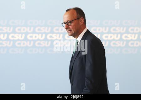 02 maggio 2022, Renania settentrionale-Vestfalia, Colonia: Friedrich Merz, presidente del partito CDU, arriva alla riunione congiunta del presidio CDU e CSU. Due settimane prima delle elezioni di Stato nella Renania settentrionale-Vestfalia, i leader della CDU e della CSU si riuniscono a Colonia. Foto: Oliver Berg/dpa Foto Stock