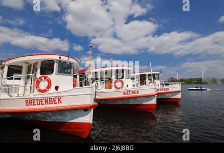 02 maggio 2022, Amburgo: Le navi Alster sono ormeggiate al Jungfernstieg sul Binnenalster in sole brillante. Foto: Christian Charisius/dpa Foto Stock