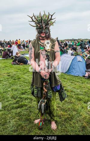 Hastings East Sussex 02 maggio 2022 Jack in the Green è stato citato per la prima volta nel 1770 in un articolo di una processione del London May Day. Più tardi la tradizione si associò con scava di camino. Alcuni credono che Jack vada oltre e abbia più connessioni pagane. Le ghirlande si sono evolute e alla fine hanno finito per coprire Jack dalla testa ai piedi in fogliame, quindi Green Jack è diventato noto come Jack in the Green.Paul Quezada-Neiman/Alamy Live News Foto Stock