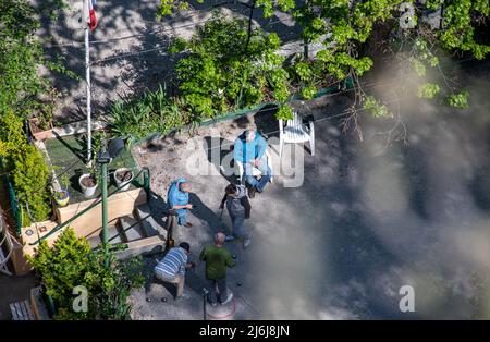 Un colpo di sguardo verso il basso su uomini che giocano a bocce a Nizza Francia. Foto Stock