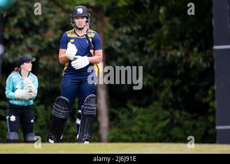 Londra, Inghilterra, 02/05/2022, Katie George (99 Hampshire) si prepara a piangere durante la partita di Vitality Womens County T20 tra Surrey e Hampshire al Chippstead CC di Londra, Inghilterra Liam Asman/SPP credito: SPP Sport Press Foto. /Alamy Live News Foto Stock