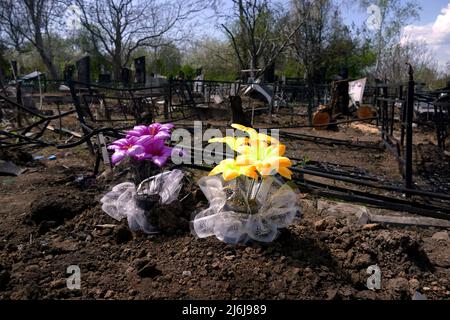 Odesa, Ucraina - 1 maggio 2022 - la conseguenza di un missile russo che colpiva uno dei cimiteri comunali il 23 aprile 2022, è raffigurata a Odesa, nel sud dell'Ucraina. Questa foto non può essere distribuita nella Federazione Russa. Photo by Yulii Zozulia/Ukrinform/ABACAPRESS.COM Credit: Abaca Press/Alamy Live News Foto Stock