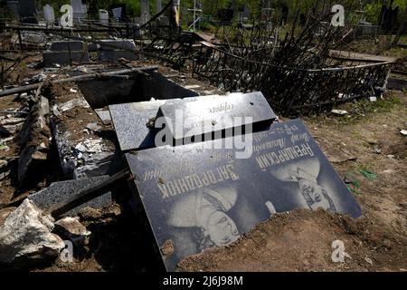 Odesa, Ucraina - 1 maggio 2022 - Una lapide danneggiata è raffigurata in uno dei cimiteri comunali colpiti da un missile russo il 23 aprile 2022, Odesa, Ucraina meridionale. Questa foto non può essere distribuita nella Federazione Russa. Photo by Yulii Zozulia/Ukrinform/ABACAPRESS.COM Credit: Abaca Press/Alamy Live News Foto Stock