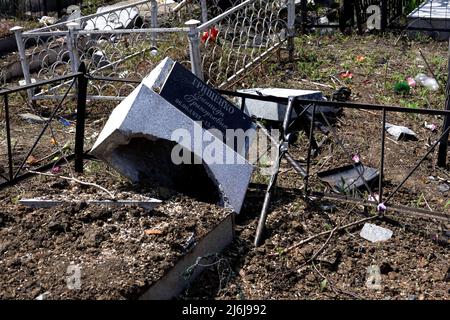 Odesa, Ucraina - 1 maggio 2022 - Una lapide danneggiata è raffigurata in uno dei cimiteri comunali colpiti da un missile russo il 23 aprile 2022, Odesa, Ucraina meridionale. Questa foto non può essere distribuita nella Federazione Russa. Photo by Yulii Zozulia/Ukrinform/ABACAPRESS.COM Credit: Abaca Press/Alamy Live News Foto Stock
